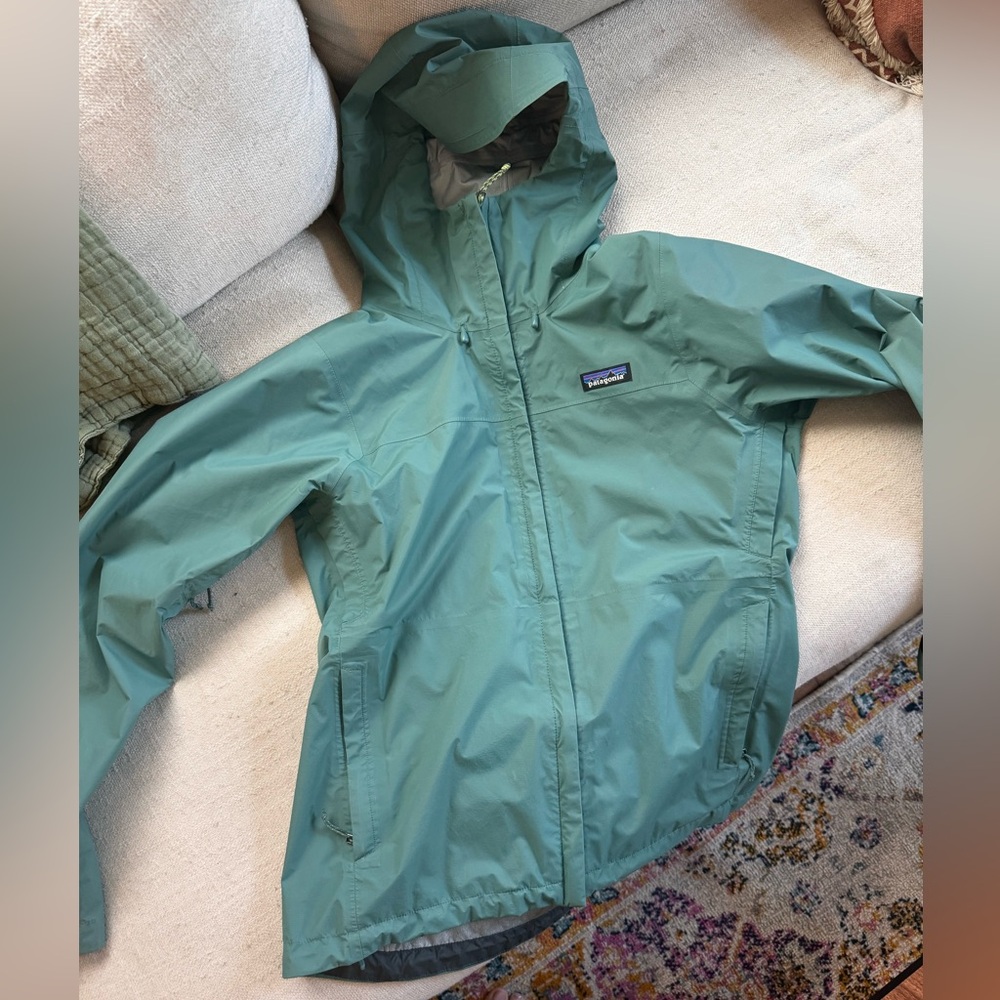 Women’s Patagonia rain coat size medium